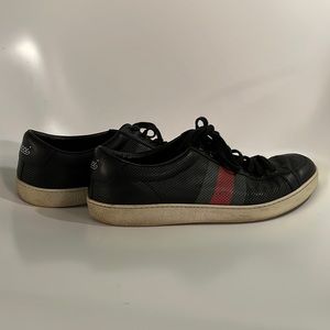 GUCCI mens black leather sneakers with signature GUCCI stripe